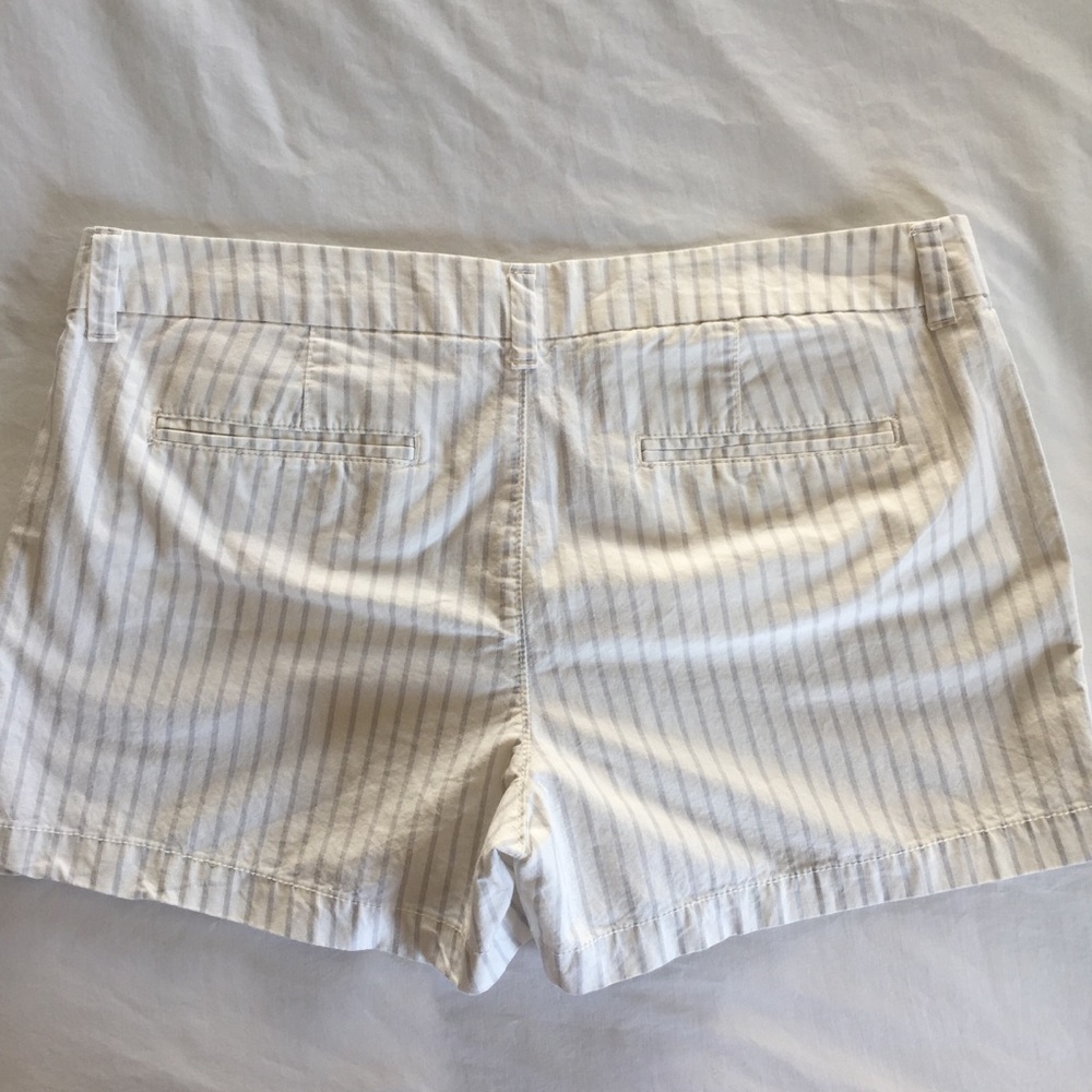 Old Navy White and Gray Striped Shorts - Picture 4 of 4